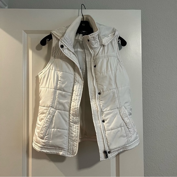 New York & Company Jackets & Blazers - SLEEVELESS PUFFER JACKET SIZE SMALL